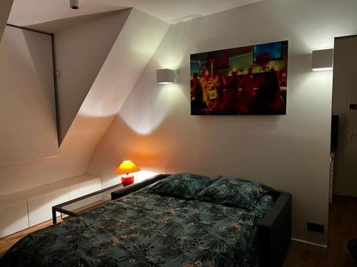 une chambre avec un lit et un tableau au mur dans l'établissement Apartment Paris Bail Mobility, à Paris