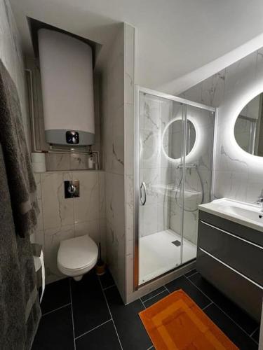 une salle de bain avec une douche, des toilettes et un lavabo dans l'établissement Apartment Paris Bail Mobility, à Paris