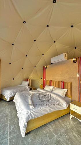 Ένα ή περισσότερα κρεβάτια σε δωμάτιο στο RUM lUXURY ELEGANCE CAMP