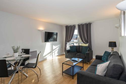 a living room with a couch and a table at Cotels Centro Budget Busting Apartments! CENTRAL LOCATION, PARKING, FIBRE WIFI, SMART TV, FULLY EQUIPPED KITCHEN in Northampton