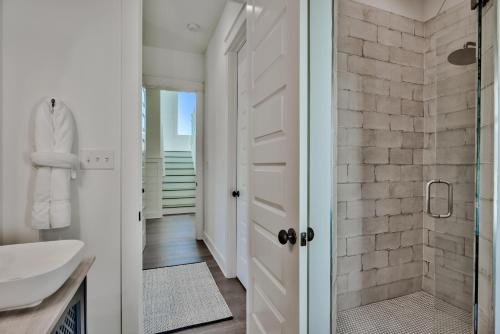 un bagno con doccia e lavandino di Gilligan's Island a Inlet Beach