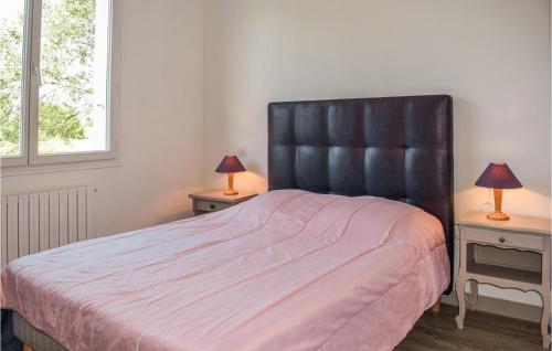 une chambre avec un grand lit avec une tête de lit noire dans l'établissement Holiday Home Plouha 10, à Plouha