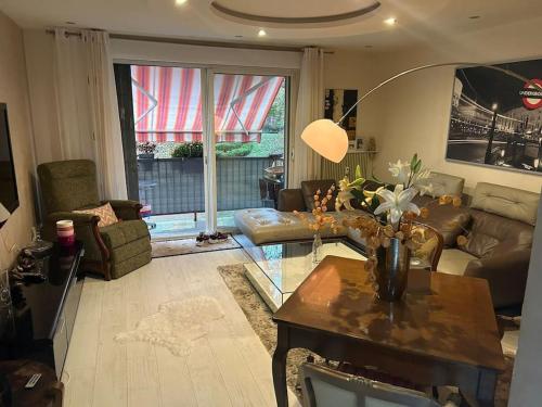 un salon avec un canapé et une table dans l'établissement Charmant, appartement, parking gratuit, à Colmar