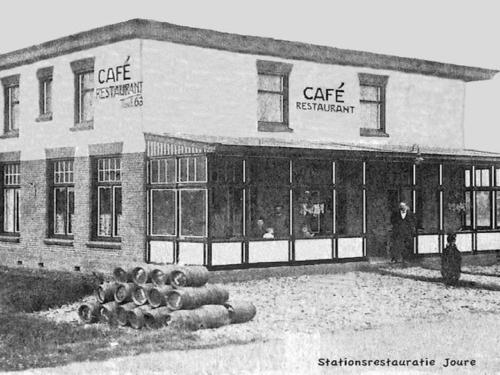 a black and white photo of a building at Logement-B&B Safier in Joure
