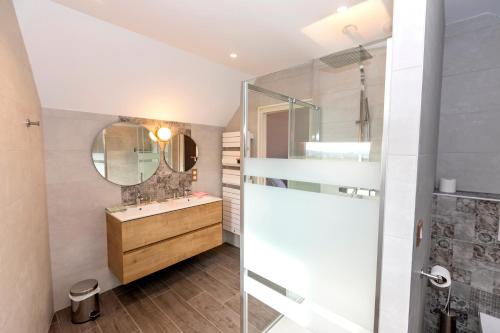a bathroom with a sink and a mirror at Chez Watersy in Belle-et-Houllefort