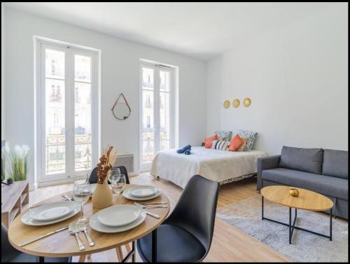 un salon avec une table et un canapé dans l'établissement Appart sur la rue de la république, à Marseille