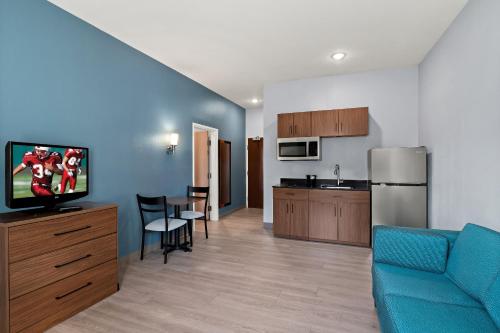 Dapur atau dapur kecil di HomeTowne Studios by Red Roof East Lansing - Okemos