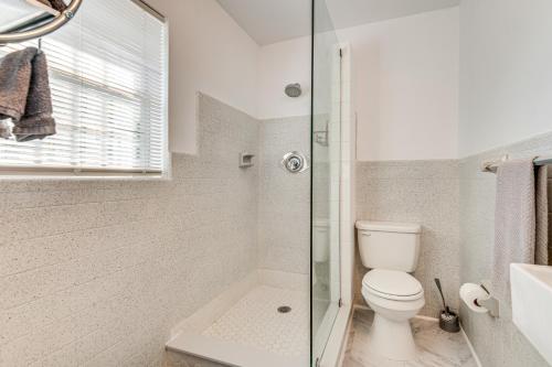 ココアにある2 Mi to Cocoa Riverfront Park Home with Patio!のトイレとガラスのシャワー付きのバスルーム