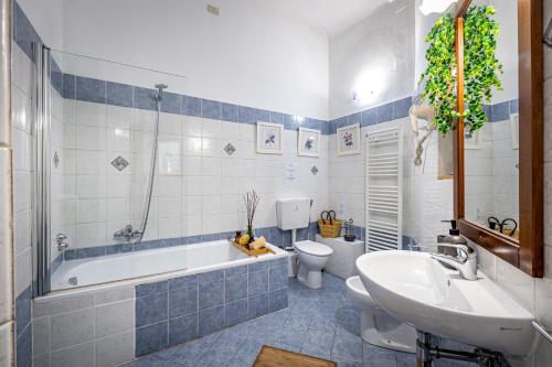 une salle de bain avec une baignoire, des toilettes et un lavabo dans l'établissement Il Magnifico Firenze, à Florence