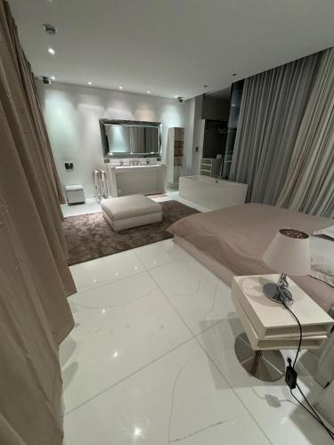 une chambre avec un grand lit et une télévision dans l'établissement Appartement-maison Petite France, à Strasbourg