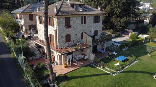 an aerial view of a house with a yard at appartamento "le tre civette" in Marco Simone
