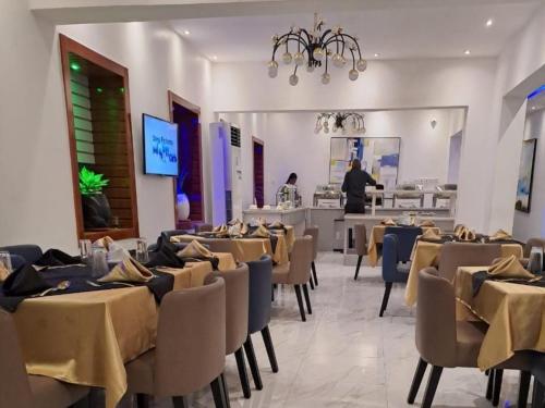Un restaurante u otro lugar para comer en Royal Rex Hotels and Spa