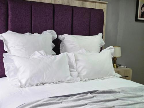 Una cama o camas en una habitación de Botshe Lodge in Vanderbiljpark