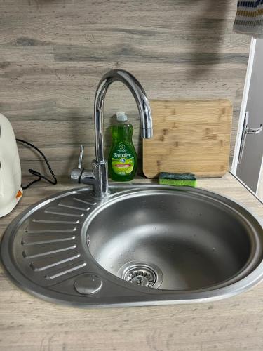 - un évier dans l'établissement Charmant Studio, Douai Hyper-centre, Palais de Justice, à Douai