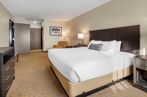 a hotel room with a large bed and a desk at Best Western Plus The Inn at Hells Canyon in Clarkston