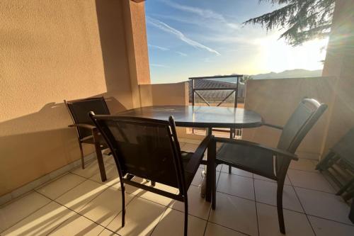 une table et des chaises sur un balcon avec vue dans l'établissement Apartment with sea view pool and beach, à Cannes