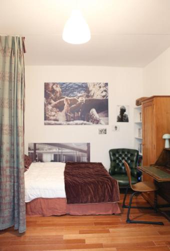 une chambre avec un lit, un bureau et une chaise dans l'établissement Chic neighborhood charming courtyard studio 7th, à Paris