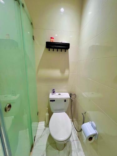 a bathroom with a toilet and a glass shower at Appartement Central Rabat Tour Hassan in Rabat
