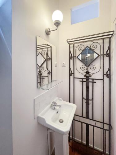 Chic neighborhood charming courtyard studio 7th