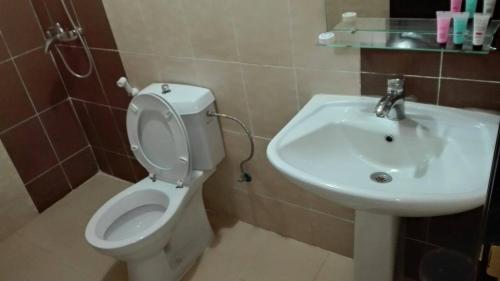 A bathroom at Al Masa Furnished Units Yanbu 2