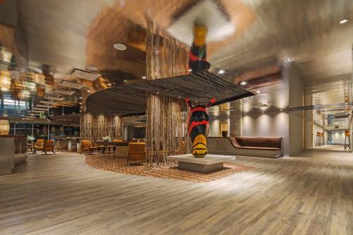 a lobby with a large umbrella in the middle at Movich Buro 51 in Barranquilla
