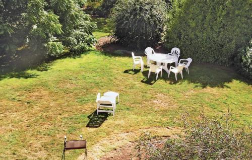 une table et des chaises assises dans la cour dans l'établissement 3 Bedroom Lovely Home In Landudec, à Landudec