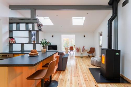 - une cuisine et un salon avec un grand comptoir dans l'établissement L'épicure - Maison avec piscine pour 8, à Urmatt