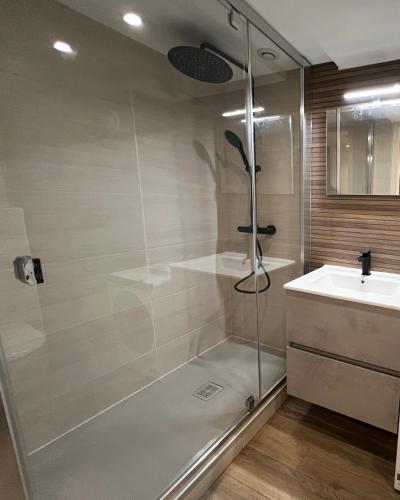une salle de bain avec douche et lavabo dans l'établissement Hyper centre : Appartement Déco Atelier ou Studio Mezzanine, à Lyon