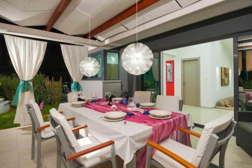 Prestige Vacation Villa With Gorgeous Pool And BBQ Area