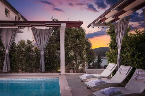 Prestige Vacation Villa With Gorgeous Pool And BBQ Area