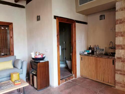 un soggiorno con divano, cucina e bagno di Old Boutique Palace Accomodation in Cairo R#6789Flat a Il Cairo