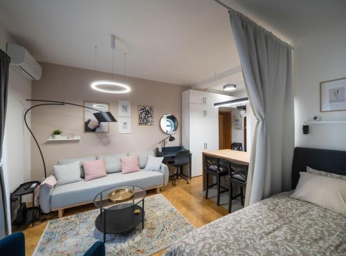 a living room with a couch and a desk at Studio apartman Kvaternik in Zagreb