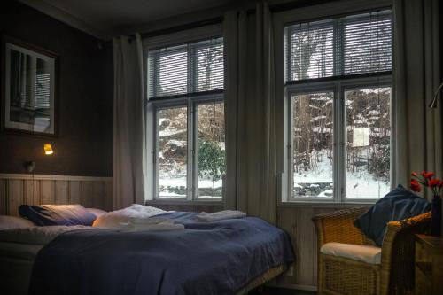 una camera con due letti e tre finestre di Amunds Apartment a Bergen