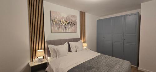 Postel nebo postele na pokoji v ubytování Blue City Residence Sibiu