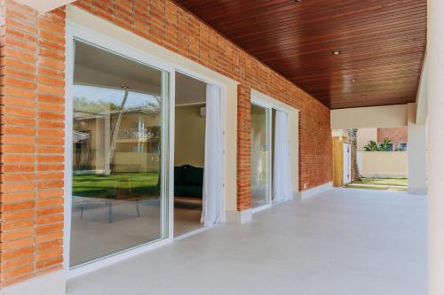 an empty patio with sliding glass doors in a brick building at Vistabela Resort & Spa in São Sebastião