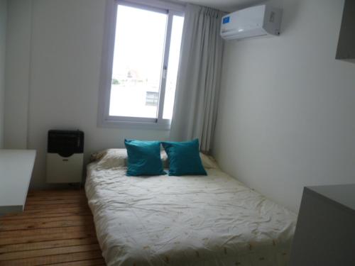 En eller flere senge i et værelse på Departamento Corrientes