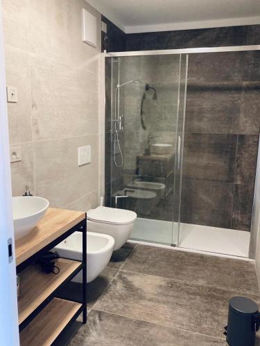a bathroom with a shower and a toilet and a sink at Maso Valèr - Agritur in Tassullo