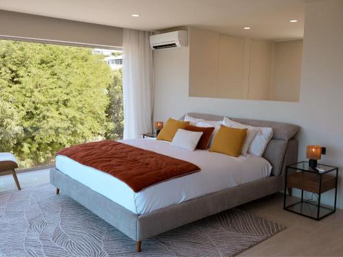 Ένα ή περισσότερα κρεβάτια σε δωμάτιο στο Duplex de luxe avec piscine, vue mer et terrasse privée à Saint-Martin - FR-1-734-72