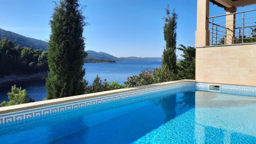 Vila Hera Korčula, Special one, pool, right on the sea,parking, 8 people