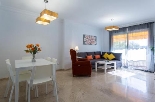 a living room with a couch and a table at Amplio y Luminoso 3 Rooms Parking in Jerez de la Frontera
