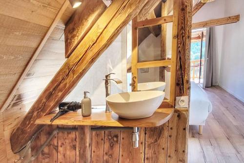 La salle de bains est pourvue d'un lavabo blanc sur un comptoir en bois. dans l'établissement La Mélézière-Cimes-Appartement Grand Confort 120m2 6 personnes, aux Orres
