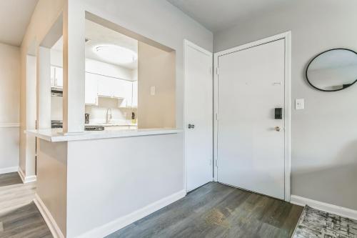 pasillo con paredes blancas y espejo en Barcelo At East Cobb Q7 1 Bd 1 Bth Furnished, en Marietta