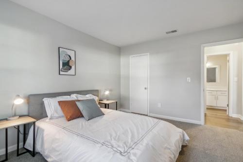 Un dormitorio blanco con una cama y un escritorio. en Barcelo At East Cobb Q7 1 Bd 1 Bth Furnished, en Marietta