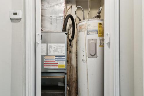 una boca de incendios en una habitación al lado de una puerta en Barcelo At East Cobb Q5 1 Bd 1bth Newly Furnished, en Marietta