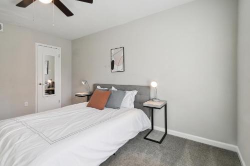 Un dormitorio blanco con una cama y un ventilador de techo. en Barcelo At East Cobb Q5 1 Bd 1bth Newly Furnished, en Marietta
