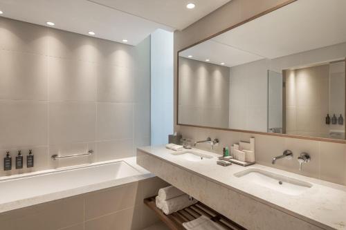 Un baño de The Westin Saraya Aqaba Resort & Spa