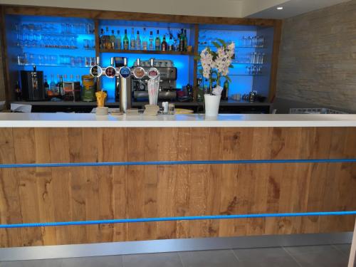 Ο χώρος του lounge ή του μπαρ στο Hotel Les Galets Bleus