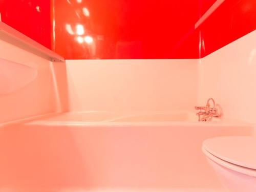 une salle de bain avec un lavabo et des toilettes dans l'établissement Studio cosy · pied des pistes · balcon · 5 pers. - FR-1-346-491, à Arc 1800