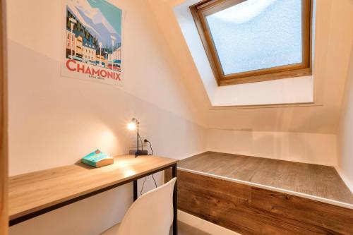 Cette petite chambre dispose d'un bureau et d'une fenêtre. dans l'établissement L'Aiguille - maeva Home - 2 Pièces 4 Personnes Prestige MAE-0414, à Chamonix-Mont-Blanc