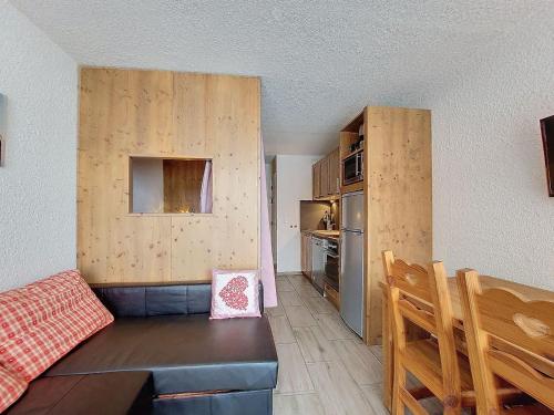 un salon avec un canapé et une cuisine dans l'établissement Studio cosy à La Rosière - Proche pistes, commerces et restaurants - Balcon sud et coin montagne - FR-1-275-137, à La Rosière